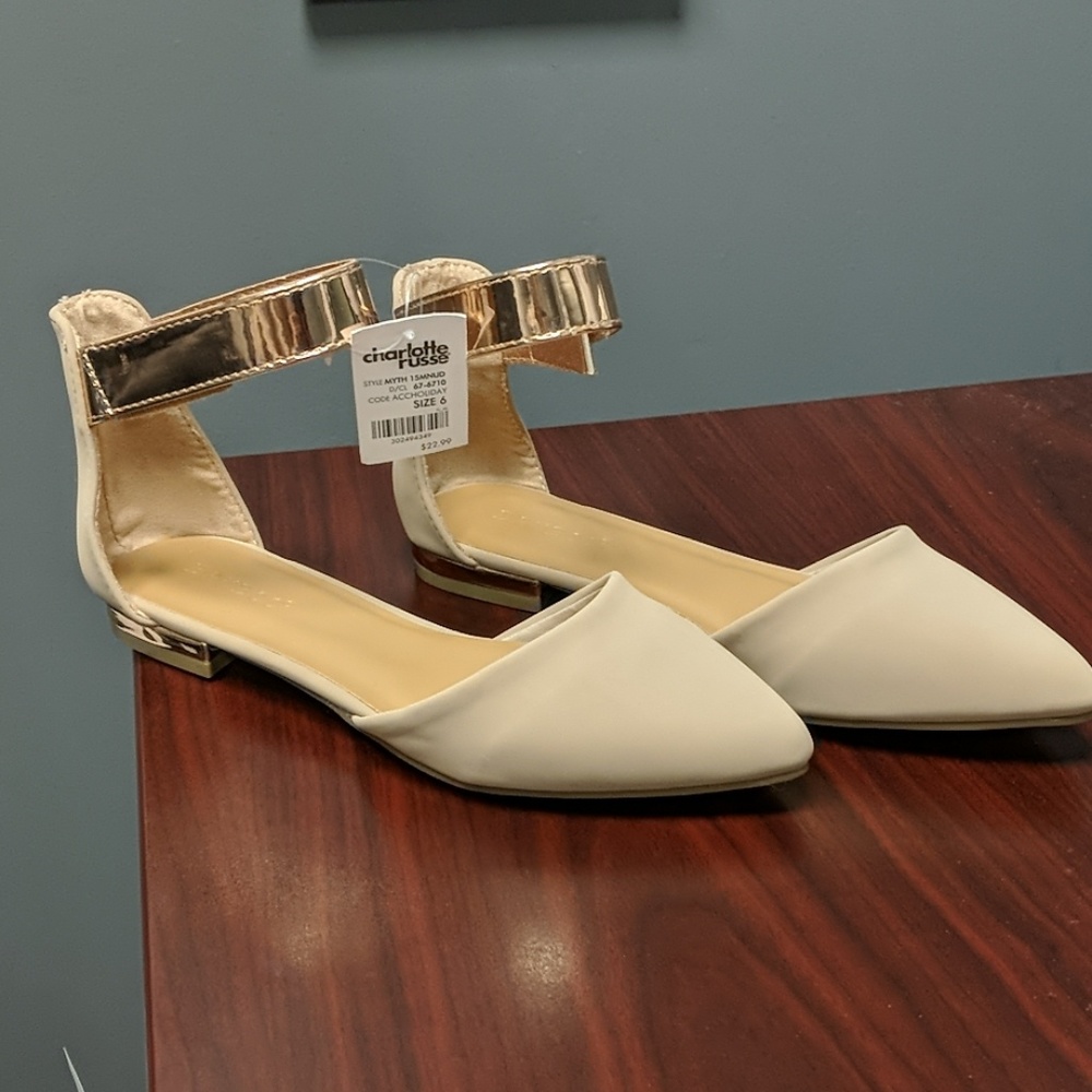 NWT pointed tow flats size 6